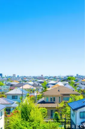 高い建物のない、視界が広がる風景