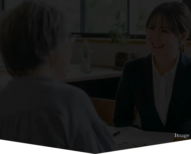 女性が優しい笑顔でお客様の対応をしている