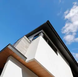 青い空と住宅外観