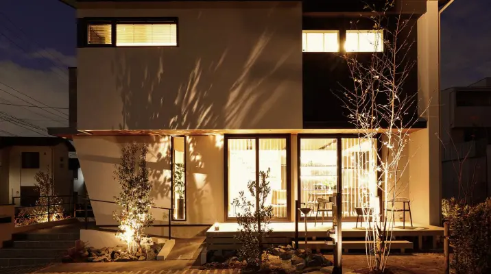 夜に明るく光る住宅